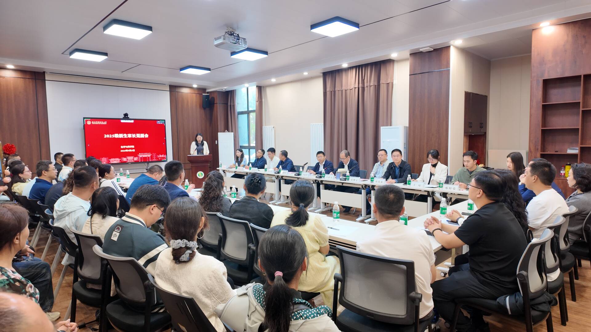 亚洲av
举办2025级本科新生家长见面会