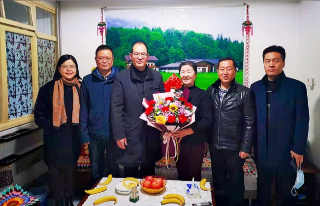 60d44a0f3d1544dbb2aca971529de9e3.jpg 看望王惠老师.jpg